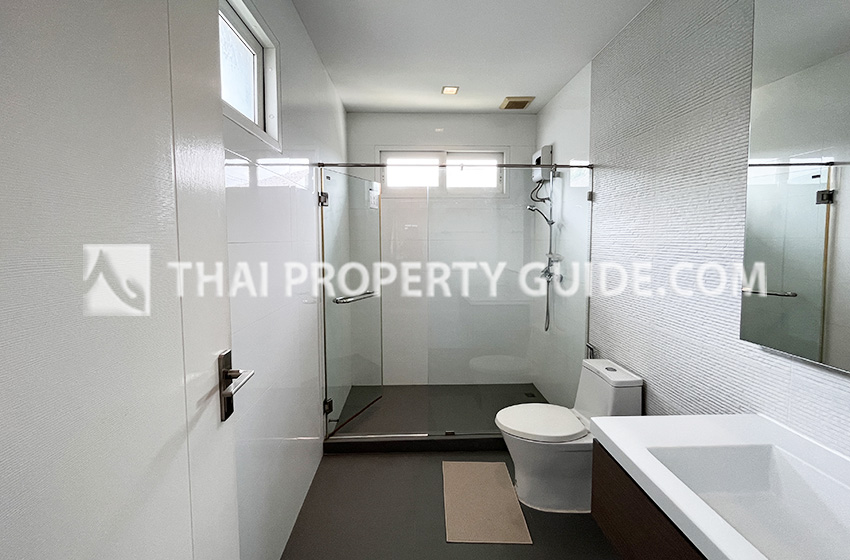 House with Shared Pool in Bangnatrad 